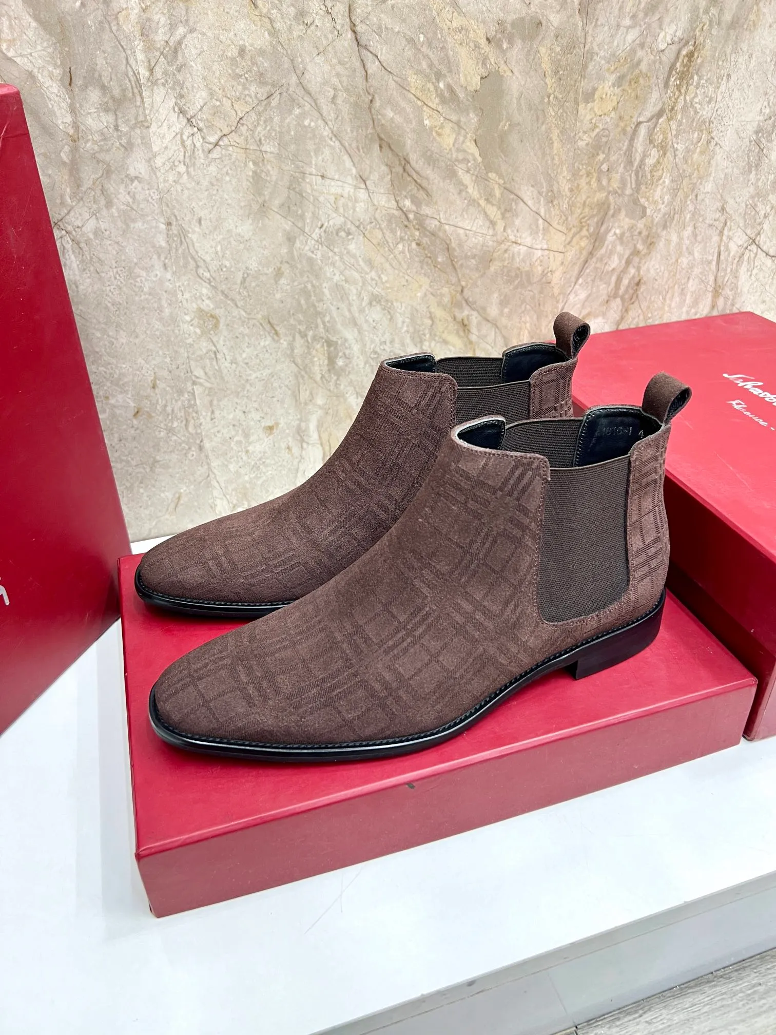 Original order quality: Men's shoes 💰700 Brand: Ferragamo (Ferragamo) One size larger: Men's size 38-44 (45 customized) Grade: Same style as the official website High-end men's shoes Material: Original cowhide, cowhide lining, original outsole Style category: Chelsea men's boots Fashion trend Color: Actual picture